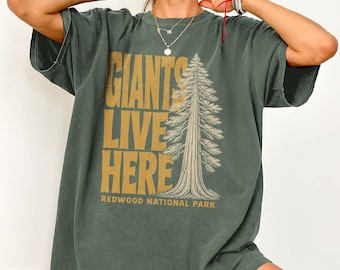 Camiseta del Parque Nacional Redwood, "Aquí viven los gigantes de California", estilo retro, ideal para senderismo, acampada y disfrutar del aire libre. Regalo perfecto para las vacaciones en la costa oeste.