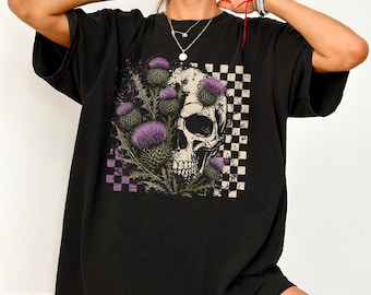 Scottish Thistles Skull Retro Shirt Gift for Travelers Scotland Lovers Heritage Tee Floral Gothic Vintage Highland Nature Adventure T-Shirt