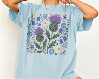 Camiseta floral de cardo escocés para mujer, camiseta botánica de flores silvestres de Escocia, herencia celta, estilo cottagecore, recuerdo de viaje de las Tierras Altas, regalo para ella.