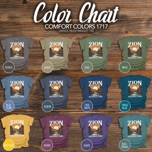 Op de afbeelding: Kleurenkaart met 12 verschillende kleuren t-shirts met een afbeelding van Zion National Park. De kleuren zijn: Pepper, Khaki, Sage, Moss, Blue Jean, Denim, True Navy, Topaz Blue, Mustard, Berry, Grape en Blue Spruce.