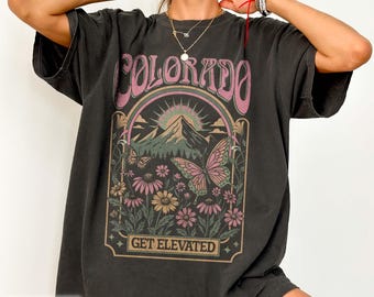 Camiseta de Colorado estilo retro, cómoda y con colores vibrantes. Regalos para viajeros de Colorado. Camiseta con flores silvestres. Regalo de las Montañas Rocosas. Camiseta para amantes de las mariposas.