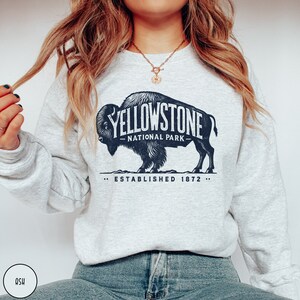 Yellowstone National Park Sweatshirt Buffalo Sweatshirt Vintage National Parks Sweater Wyoming Montana Shirt Western Cowboy Cowgirl Crewneck