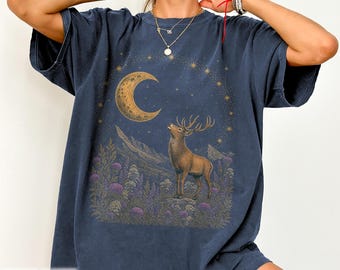Camiseta de ciervo escocés de medianoche, camiseta de luna de ciervo celestial, cardo, estilo cottagecore, amante de la naturaleza, regalo de viaje a Escocia, orgullo celta, camiseta retro de animales