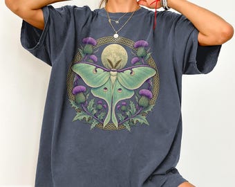 Camiseta de cardo escocés y polilla luna, regalo para viajeros, herencia escocesa, camiseta botánica celta, luna celestial, amante de la naturaleza, camiseta floral con insectos.