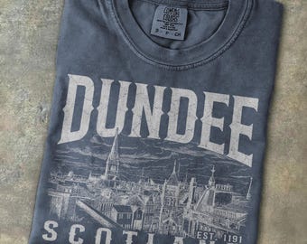 Camiseta vintage con diseño de la silueta de la ciudad de Dundee, Escocia. Camiseta retro con la arquitectura histórica del patrimonio escocés. Regalo de recuerdo de viaje a las Tierras Bajas.