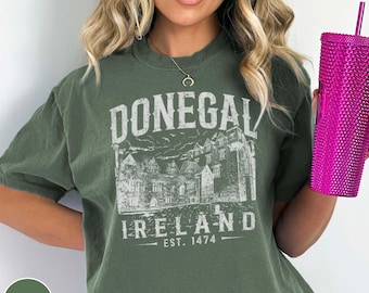 Camiseta vintage del castillo de Donegal, regalo para viajeros irlandeses, camiseta retro con orgullo irlandés, recuerdo de viaje de vacaciones al Ulster.