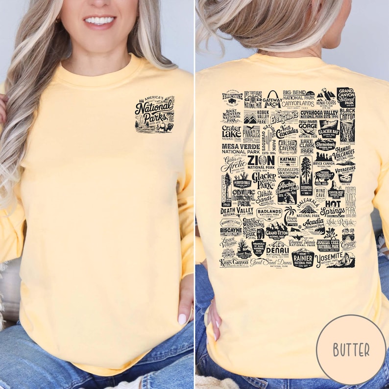 Puede incluir: Una camiseta amarilla de manga larga con un estampado gr&aacute;fico negro de todos los parques nacionales de Estados Unidos. El gr&aacute;fico incluye los nombres de cada parque y un peque&ntilde;o icono que representa el parque.