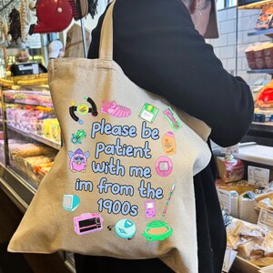 Bolsa de mano "Soy de los años 1900", divertida bolsa nostálgica de los años 2000, bolsa con memes de la generación del milenio, regalo estético para ella, cumpleaños retro vintage de los años 30, niño de los años 90 imagen 5