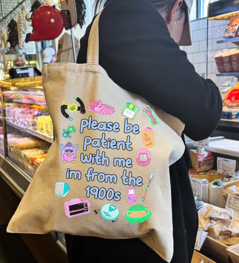 Bolsa de mano "Soy de los años 1900", divertida bolsa nostálgica de los años 2000, bolsa con memes de la generación del milenio, regalo estético para ella, cumpleaños retro vintage de los años 30, niño de los años 90 imagen 5
