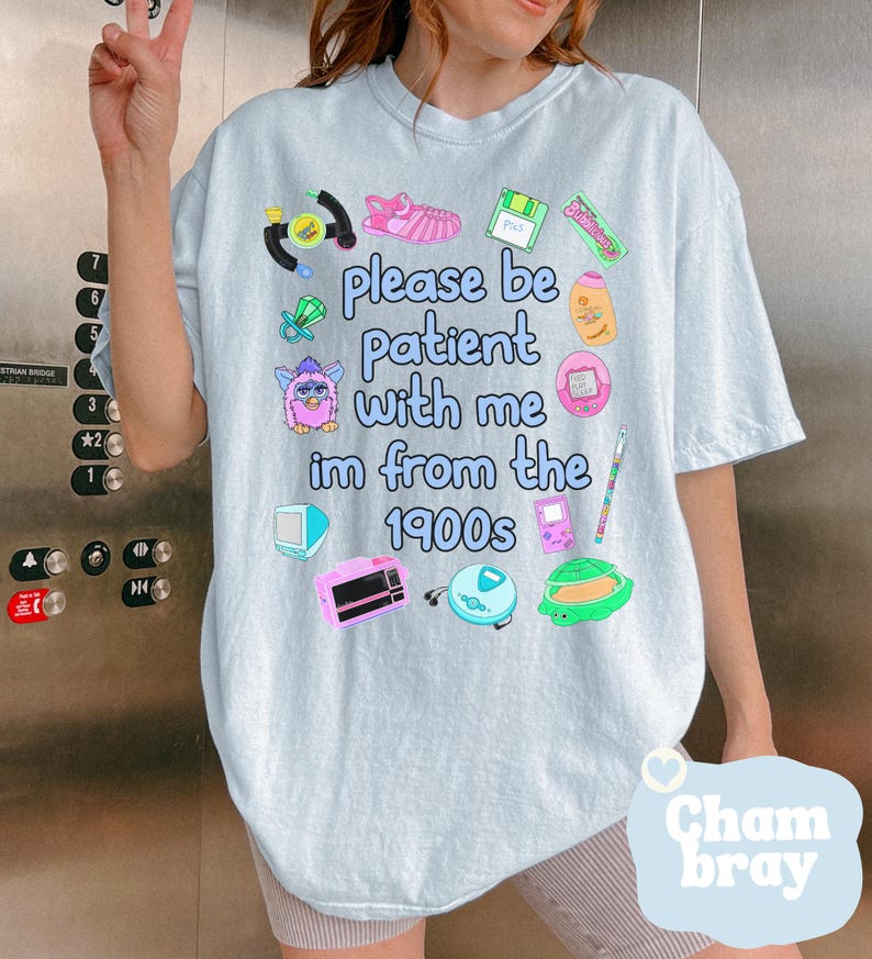1900年代から来たコンフォートカラーTシャツ、面白いY2K 90年代ノスタルジア、ミレニアル世代の美的センスが光る彼女へのギフト、レトロヴィンテージ30代誕生日プレゼント、1990年代キッズ 画像 1