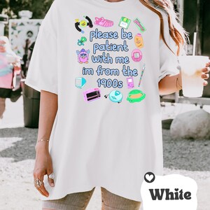 1900年代から来たコンフォートカラーTシャツ、面白いY2K 90年代ノスタルジア、ミレニアル世代の美的センスが光る彼女へのギフト、レトロヴィンテージ30代誕生日プレゼント、1990年代キッズ 画像 8
