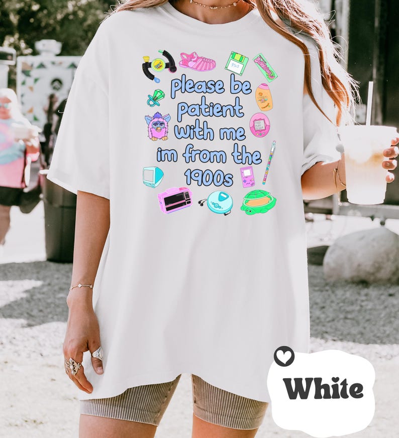 1900年代から来たコンフォートカラーTシャツ、面白いY2K 90年代ノスタルジア、ミレニアル世代の美的センスが光る彼女へのギフト、レトロヴィンテージ30代誕生日プレゼント、1990年代キッズ 画像 8