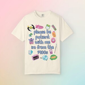 1900年代から来たコンフォートカラーTシャツ、面白いY2K 90年代ノスタルジア、ミレニアル世代の美的センスが光る彼女へのギフト、レトロヴィンテージ30代誕生日プレゼント、1990年代キッズ 画像 7