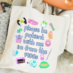 Bolsa de mano "Soy de los años 1900", divertida bolsa nostálgica de los años 2000, bolsa con memes de la generación del milenio, regalo estético para ella, cumpleaños retro vintage de los años 30, niño de los años 90 imagen 1