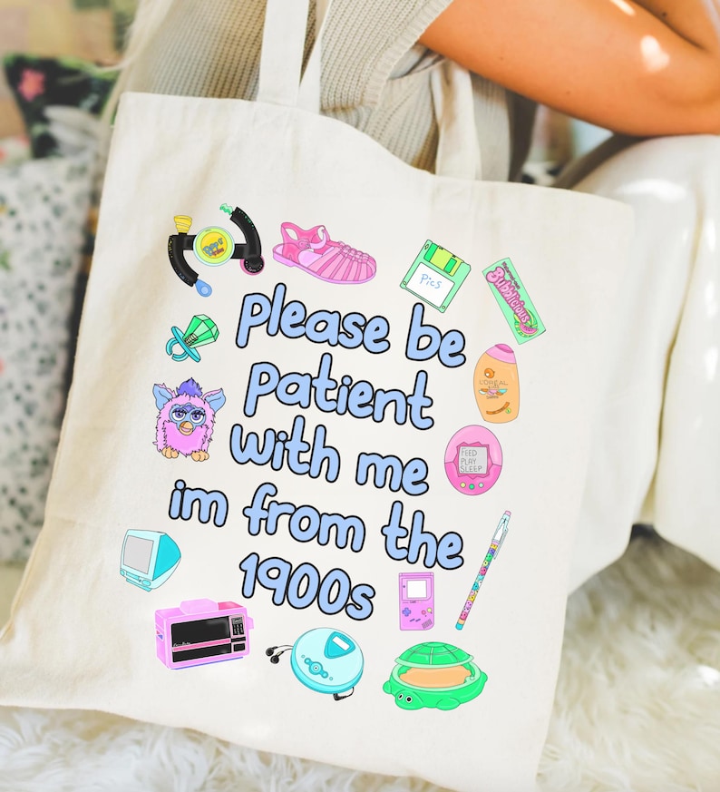 Bolsa de mano "Soy de los años 1900", divertida bolsa nostálgica de los años 2000, bolsa con memes de la generación del milenio, regalo estético para ella, cumpleaños retro vintage de los años 30, niño de los años 90 imagen 1
