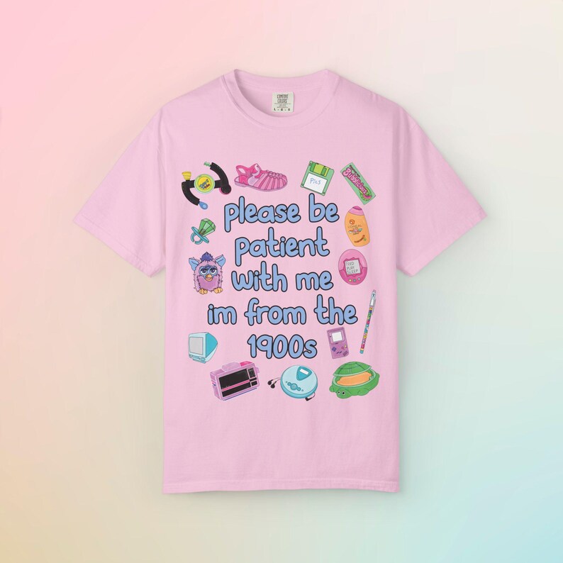 1900年代から来たコンフォートカラーTシャツ、面白いY2K 90年代ノスタルジア、ミレニアル世代の美的センスが光る彼女へのギフト、レトロヴィンテージ30代誕生日プレゼント、1990年代キッズ 画像 3