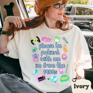 1900年代から来たコンフォートカラーTシャツ、面白いY2K 90年代ノスタルジア、ミレニアル世代の美的センスが光る彼女へのギフト、レトロヴィンテージ30代誕生日プレゼント、1990年代キッズ 画像 6