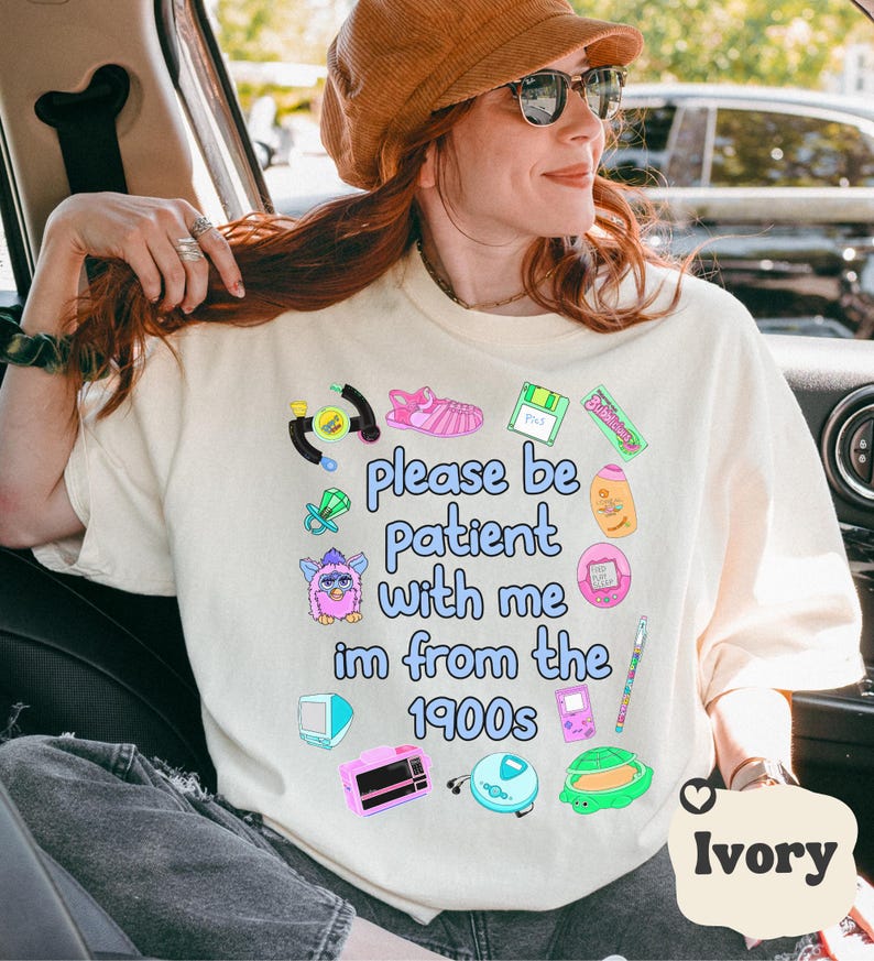 1900年代から来たコンフォートカラーTシャツ、面白いY2K 90年代ノスタルジア、ミレニアル世代の美的センスが光る彼女へのギフト、レトロヴィンテージ30代誕生日プレゼント、1990年代キッズ 画像 6