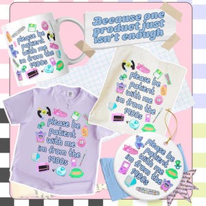 Puede incluir: Una colecci&oacute;n de art&iacute;culos de tem&aacute;tica retro, que incluye una taza blanca, una camiseta lila, un bolso de mano y un adorno de cer&aacute;mica. Cada art&iacute;culo presenta la frase "Please be patient with me, I'm from the 1900s" y gr&aacute;ficos de los a&ntilde;os 90.