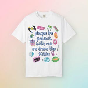 1900年代から来たコンフォートカラーTシャツ、面白いY2K 90年代ノスタルジア、ミレニアル世代の美的センスが光る彼女へのギフト、レトロヴィンテージ30代誕生日プレゼント、1990年代キッズ 画像 9