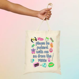 Bolsa de mano "Soy de los años 1900", divertida bolsa nostálgica de los años 2000, bolsa con memes de la generación del milenio, regalo estético para ella, cumpleaños retro vintage de los años 30, niño de los años 90 imagen 3