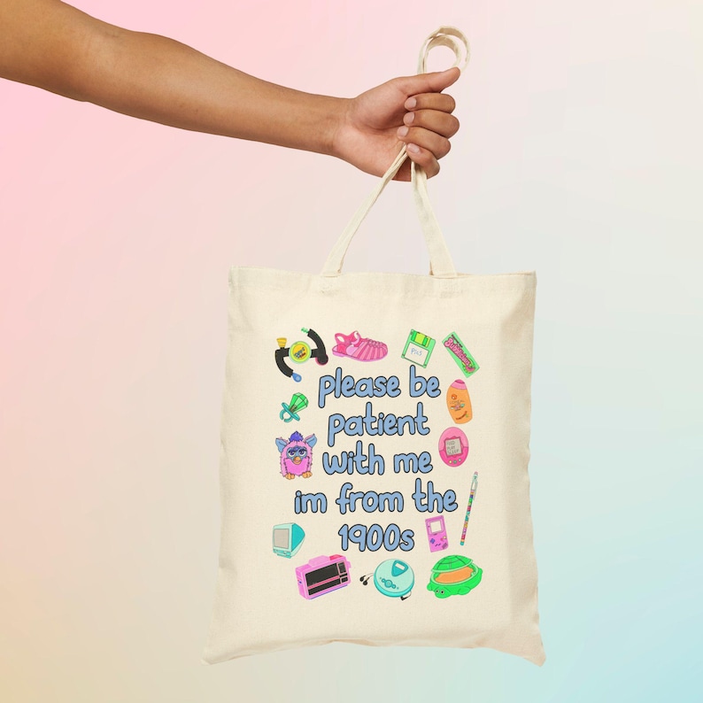 Bolsa de mano "Soy de los años 1900", divertida bolsa nostálgica de los años 2000, bolsa con memes de la generación del milenio, regalo estético para ella, cumpleaños retro vintage de los años 30, niño de los años 90 imagen 3