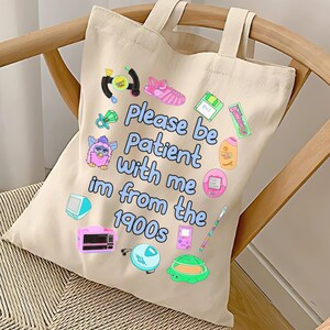Bolsa de mano "Soy de los años 1900", divertida bolsa nostálgica de los años 2000, bolsa con memes de la generación del milenio, regalo estético para ella, cumpleaños retro vintage de los años 30, niño de los años 90 imagen 6
