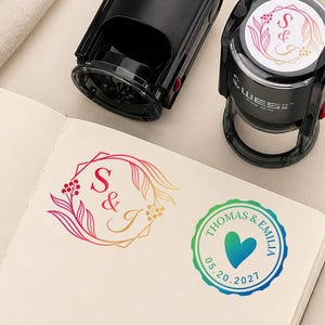 Spersonalizowany wielokolorowy stempel, stempel samotuszujący, spersonalizowany stempel z monogramem, stempel z gradientową tęczą do kopert, kartek z podziękowaniami i prezentów