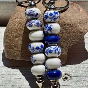 Llavero sensorial con cuentas de cerámica floral: abalorio para bolso hecho a mano - Hecho en Canadá