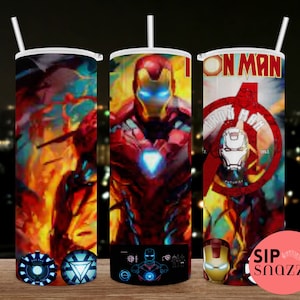 Puede incluir: Tres vasos de acero inoxidable con un dise&ntilde;o de Iron Man rojo, amarillo y azul. Los vasos tienen una tapa blanca y una pajita. El dise&ntilde;o presenta la cara de Iron Man y las palabras "Iron Man".