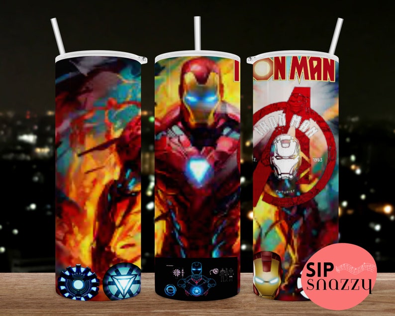 Puede incluir: Tres vasos de acero inoxidable con un dise&ntilde;o de Iron Man rojo, amarillo y azul. Los vasos tienen una tapa blanca y una pajita. El dise&ntilde;o presenta la cara de Iron Man y las palabras "Iron Man".