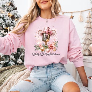 Holly Dolly Weihnachten Sweatshirt | Cowgirl Weihnachtsstrickjacke | Pink Urlaub Rundhalsausschnitt | Country-Musik-Weihnachts-Shirt | Dolly inspiriertes Geschenk