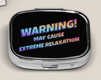 Pastillero pequeño con advertencia: puede causar relajación extrema.