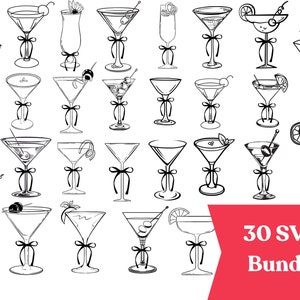 Puede incluir: Un conjunto de 30 archivos SVG en blanco y negro que presentan varios diseños de vasos de cóctel. Los vasos están todos delineados en negro y tienen una variedad de formas y tamaños. El conjunto incluye vasos con tallos, vasos de martini y vasos de copa. El texto "30 SVG Bundle!" se muestra en rojo en la parte inferior de la imagen.