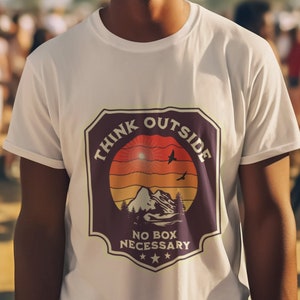 キャンプ T シャツ、Think Outside No Box Required シャツ、キャンプ シャツ、アウトドア シャツ、アウトドア、ハイキング、自然、キャンプ ライフ
