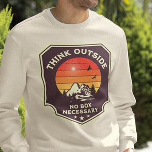 キャンプ スウェットシャツ、Think Outside No Box Required シャツ、キャンプ シャツ、アウトドア シャツ、アウトドア、ハイキング、自然、キャンプ ライフ