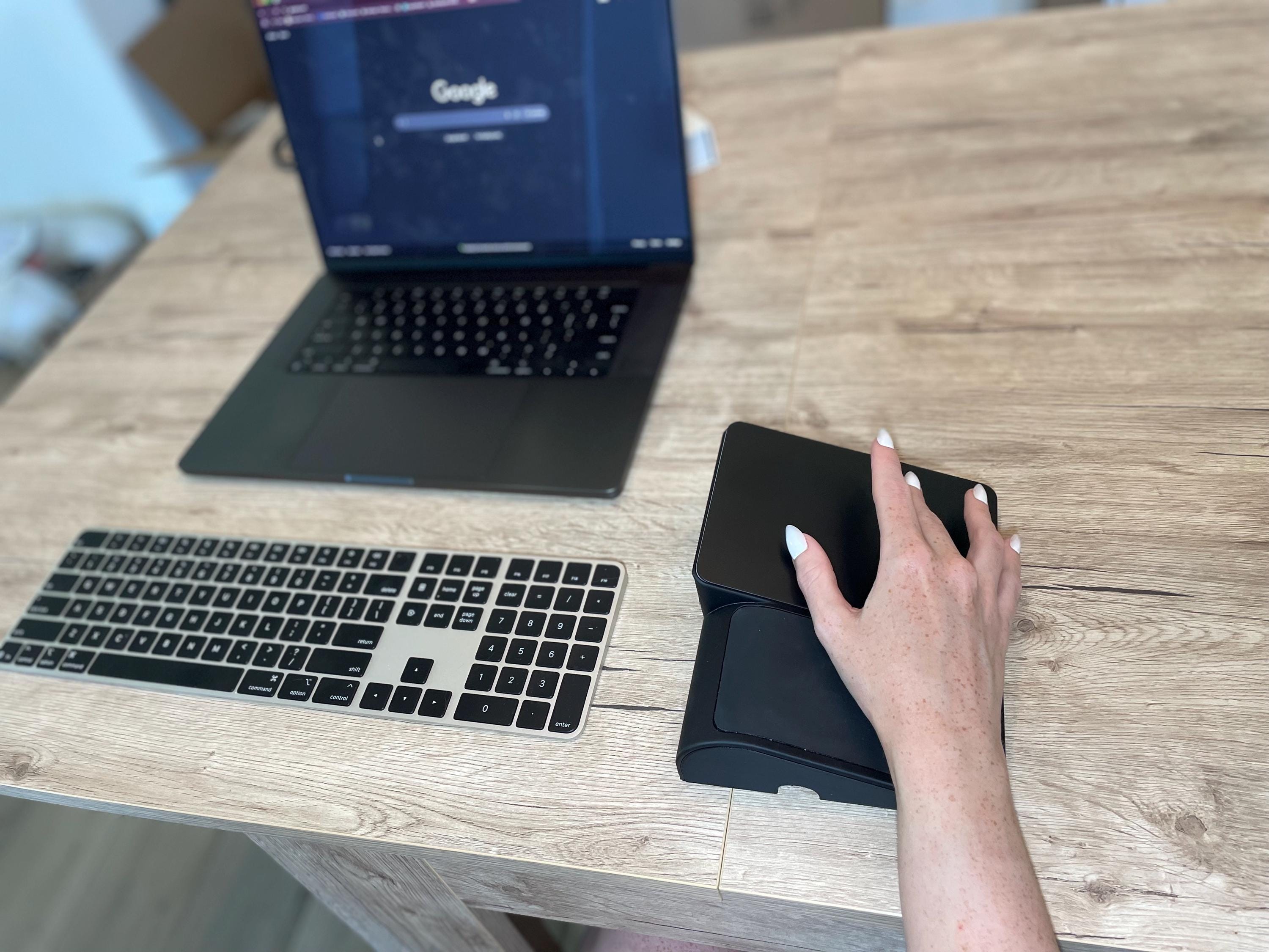 人間工学に基づいたMagic Trackpadスタンド | 20度の角度で手首の負担