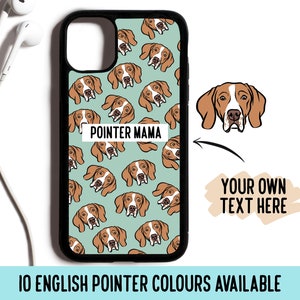 Op de afbeelding: Zwarte telefoonhoes met een herhaald patroon van bruine en witte English Pointer-hondengezichten op een lichtgroene achtergrond. De tekst "POINTER MAMA" staat op de hoes. De afbeelding bevat ook de tekst "YOUR OWN TEXT HERE".