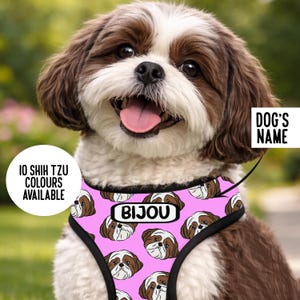 Op de afbeelding: Een roze hondentuigje met een herhalend patroon van bruine en witte Shih Tzu-gezichten. Het tuigje heeft een rechthoekig wit label op de borst met de naam BIJOU in het zwart gedrukt. De tekst 10 SHIH TZU COLOURS AVAILABLE en DOG'S NAME staan erop.