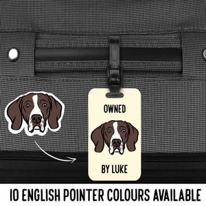 Può includere: Un'etichetta per bagagli color crema con un'illustrazione a cartoni animati di un cane Pointer inglese. L'etichetta recita "OWNED BY LUKE". Un adesivo abbinato del cane è accanto all'etichetta. Il testo in basso dice "10 ENGLISH POINTER COLOURS AVAILABLE."