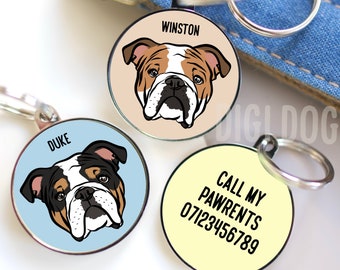 Puede incluir: Tres placas de identificación redondas de metal con anillas plateadas. Dos placas muestran ilustraciones de cabezas de bulldog inglés con los nombres Winston y Duke. La tercera es de color amarillo pálido con el texto CALL MY PAWRENTS 07123456789.