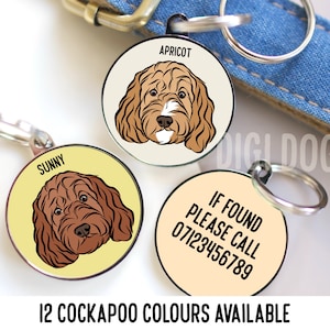 Puede incluir: Dos colgantes redondos para collar de perro con una ilustración de perro Cockapoo. Una etiqueta es amarilla con el nombre "Sunny" y la otra es beige con el nombre "Apricot". La tercera etiqueta es beige con el texto "Si se encuentra, por favor llame al 07123456789".