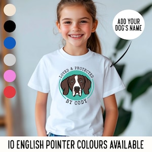 Op de afbeelding: Wit T-shirt met een afbeelding van een Engelse Pointer-hond in een cirkel met de tekst "Loved & Protected by Cody".