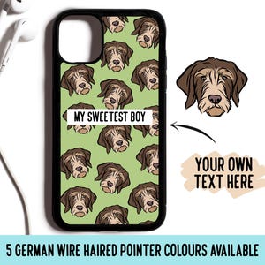Può includere: Una custodia per telefono verde con un motivo di cani pointer tedesco a pelo duro marroni. Il testo "My Sweetest Boy" è stampato sulla custodia. La custodia è progettata per un iPhone.