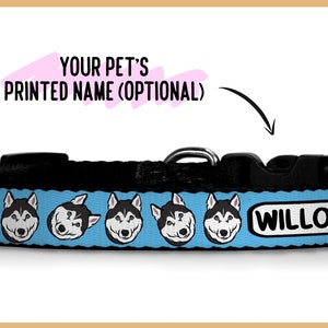 K&ouml;nnte beinhalten: Blaues Hundehalsband mit einem sich wiederholenden Muster von Husky-Gesichtern. Der Name "WILLOW" ist wei&szlig; gedruckt. Der Text "YOUR PET'S PRINTED NAME (OPTIONAL)" steht &uuml;ber dem Halsband.