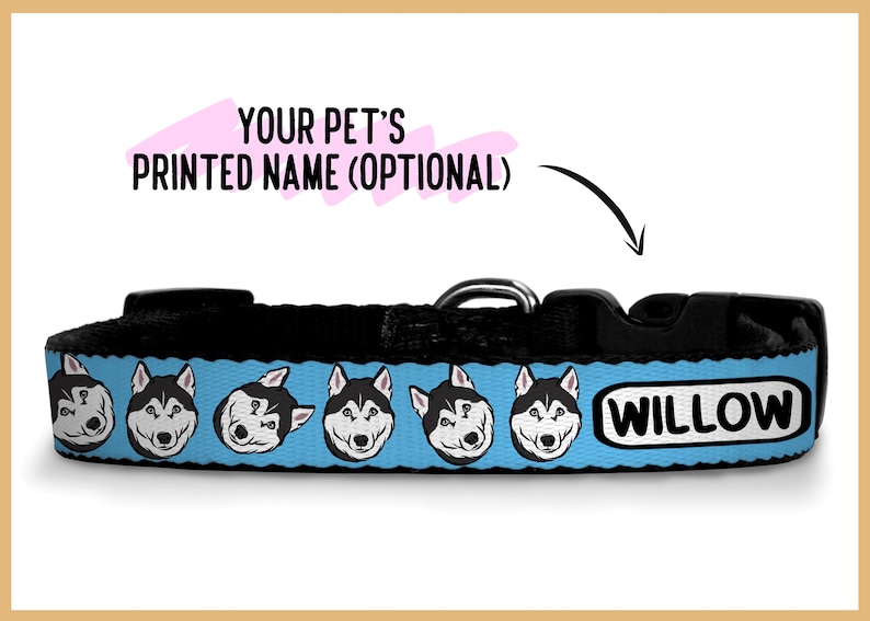 K&ouml;nnte beinhalten: Blaues Hundehalsband mit einem sich wiederholenden Muster von Husky-Gesichtern. Der Name "WILLOW" ist wei&szlig; gedruckt. Der Text "YOUR PET'S PRINTED NAME (OPTIONAL)" steht &uuml;ber dem Halsband.
