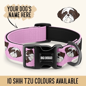 Puede incluir: Collar de perro rosa con un patrón repetido de caras de Shih Tzu. El collar tiene una hebilla negra con el texto "Digi Doggo" y un anillo en D negro. El texto "Your Dog's Name Here" está escrito sobre un fondo beige con una flecha negra que apunta al collar.