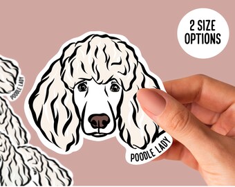 Op de afbeelding: Sticker met de kop van een witte poedel met een zwarte omtrek en de tekst "Poodle Lady" op de sticker. De sticker wordt vastgehouden door een hand. De tekst "2 Size Options" en "9 Poodle Colors Available" is ook zichtbaar op de afbeelding.