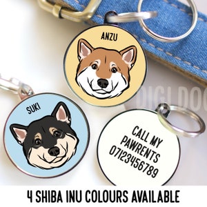 Peut inclure: Quatre médailles rondes pour chien avec un design de race Shiba Inu. Les médailles sont argentées avec une bordure noire. La première médaille représente un Shiba Inu noir et fauve avec le nom "Anzu" sur la médaille. La deuxième médaille représente un Shiba Inu noir avec le nom "Suki" sur la médaille. La troisième médaille porte le texte "Appelez mes parents 07123456789". La quatrième médaille est vide. Les médailles sont sur un fond en jean bleu.