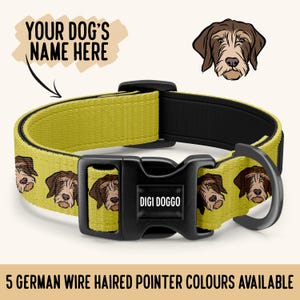 Op de afbeelding: Gele hondenriem met een zwarte gesp en een herhalend patroon van Duitse Kortharige Wijzerhonden. De gesp heeft de tekst "Digi Doggo" erop. De riem is verstelbaar en heeft een D-ring om een ​​riem aan te bevestigen.